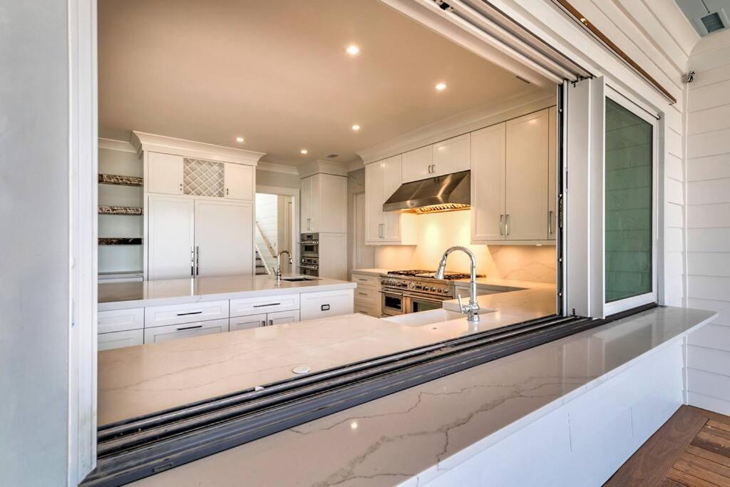 New Waterfront Home With Deep Water Dock アイルオブパームズ エクステリア 写真