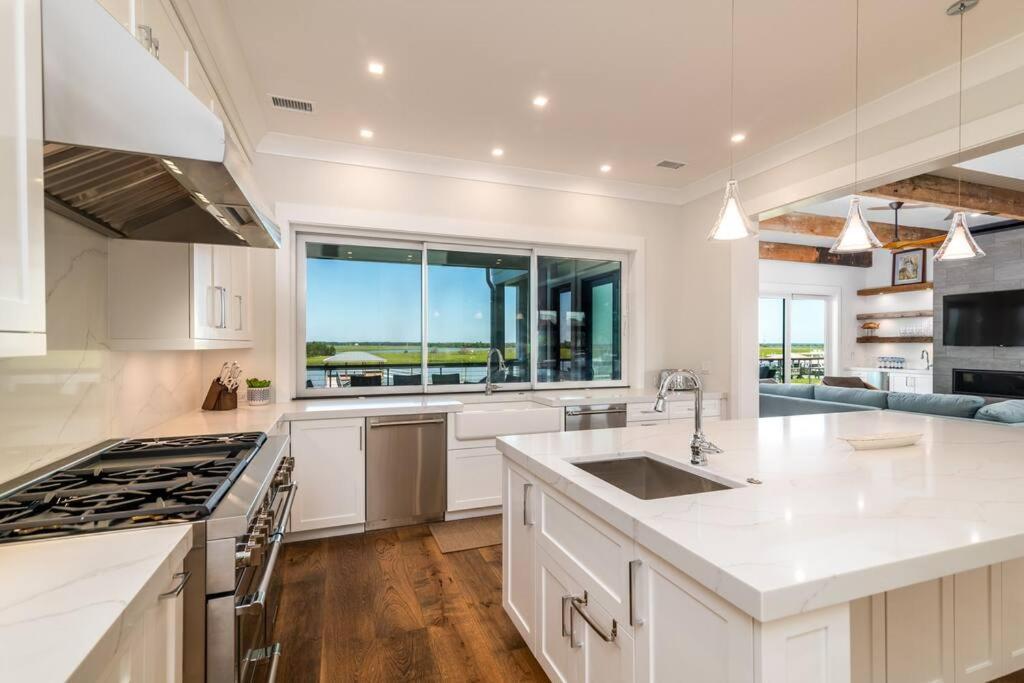 New Waterfront Home With Deep Water Dock アイルオブパームズ エクステリア 写真