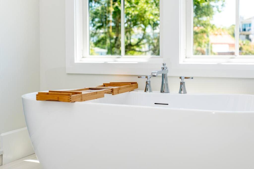 New Waterfront Home With Deep Water Dock アイルオブパームズ エクステリア 写真