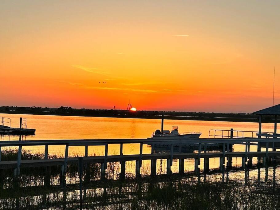 New Waterfront Home With Deep Water Dock アイルオブパームズ エクステリア 写真