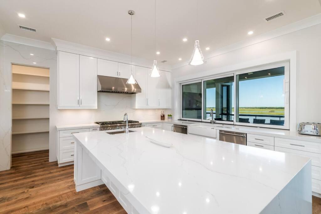 New Waterfront Home With Deep Water Dock アイルオブパームズ エクステリア 写真