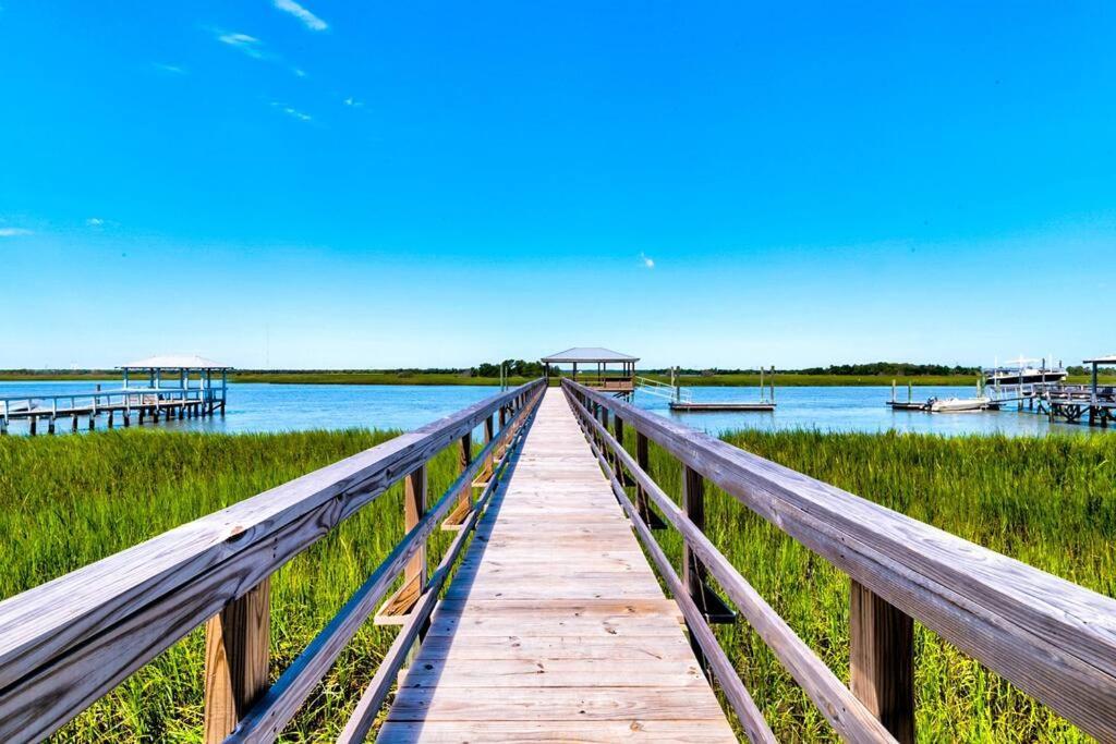 New Waterfront Home With Deep Water Dock アイルオブパームズ エクステリア 写真