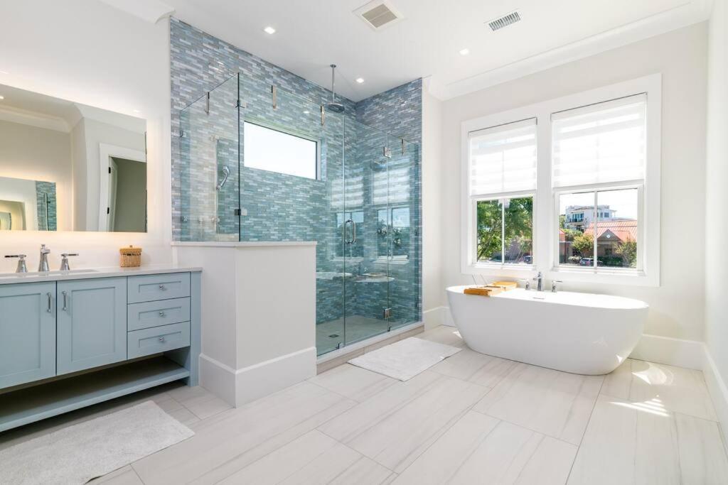 New Waterfront Home With Deep Water Dock アイルオブパームズ エクステリア 写真