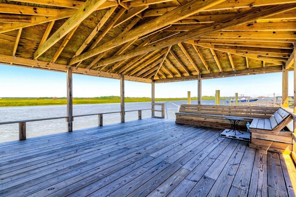 New Waterfront Home With Deep Water Dock アイルオブパームズ エクステリア 写真